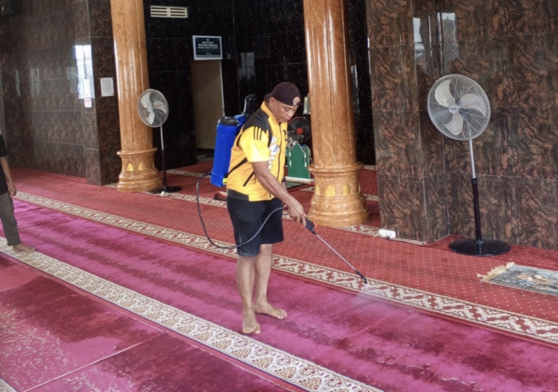 Ramadan, Masjid di Wilayah Utara Makassar Dapat Layanan Pengharuman Gratis Dari Sahabat Ismail/Foto: IST