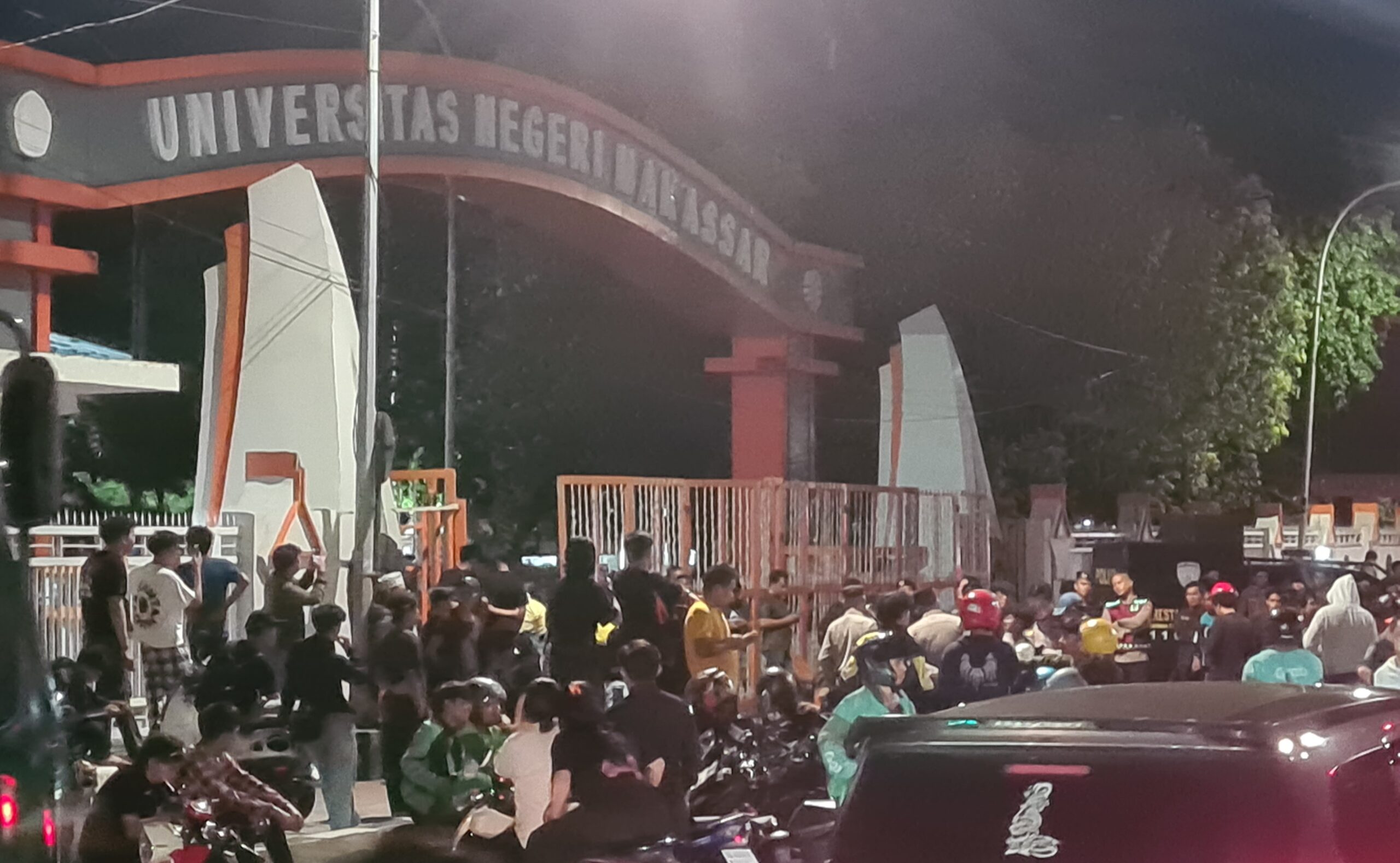 Situasi Depan Kampus UNM Pettarani Makassar, Kamis (5/3) malam saat Demo Ricuh. (Foto: Ruang.News)