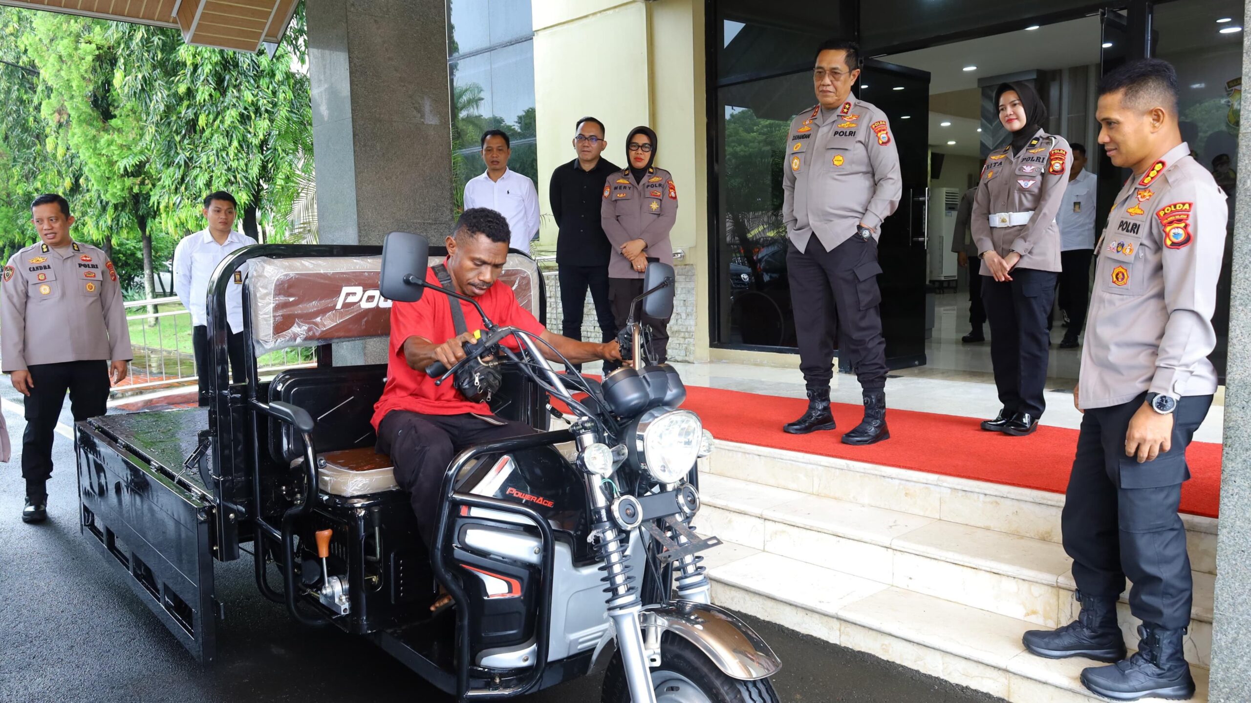 Penyerahan Motor Sampah Oleh Alumni SIP 50 SWA secara simbolis untuk Yanma Polda Sulsel. (Foto: Istimewa)