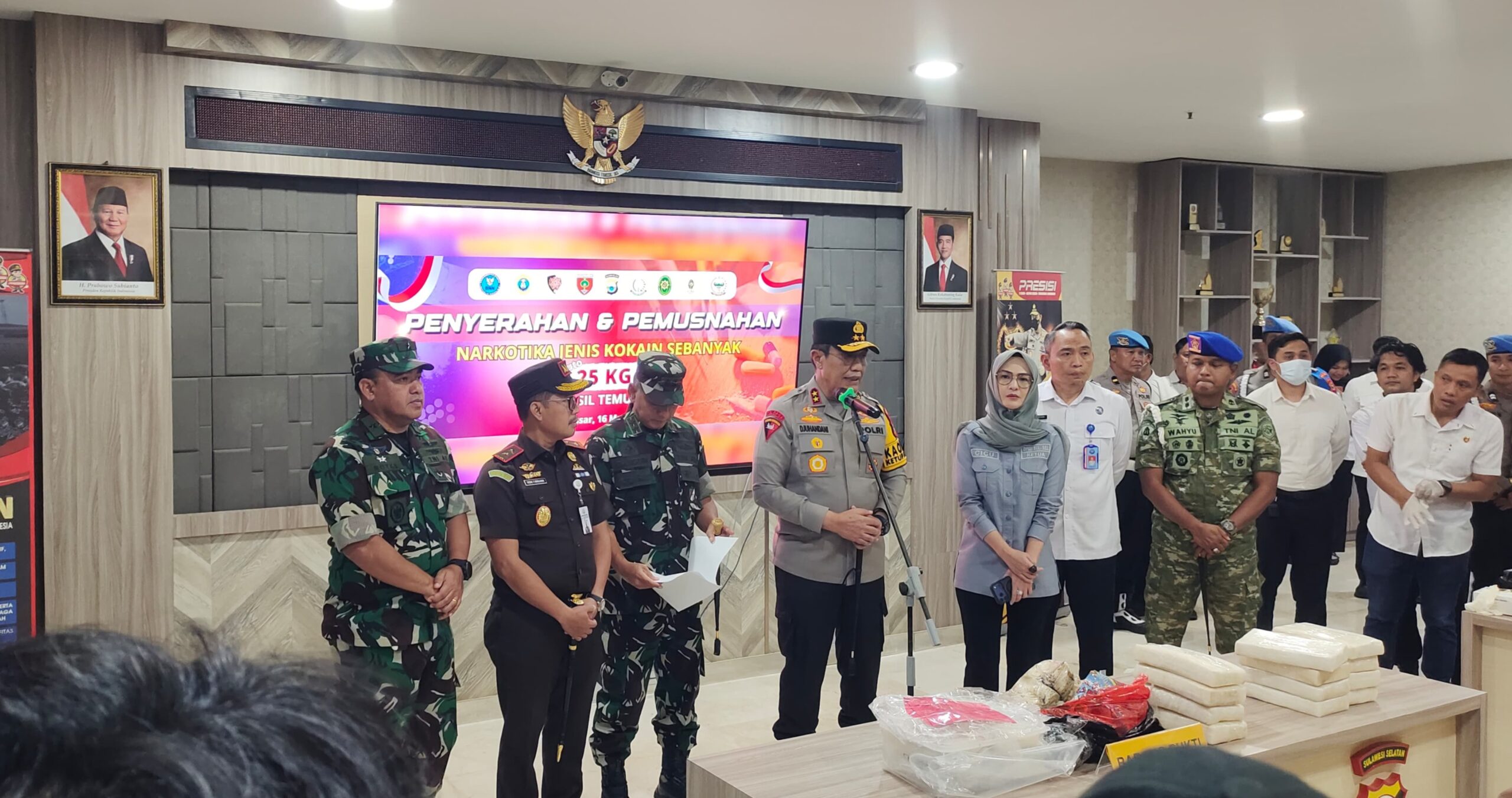 Kapolda Sulsel Bersama Unsur Forkopimda Rilis dan Pemusnahan Barang Bukti 25 Kg Kokain yang Ditemukan di Pesisir Pulau Selayar. (Foto: Istimewa)