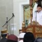 Wali Kota Makassar, Munafri Arifuddin, melaksanakan Salat Isya dan Tarawih berjamaah bersama warga di Masjid Babussalam