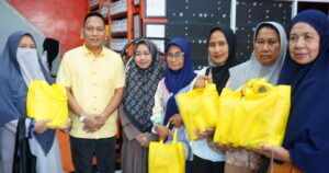 Apresiasi Relawan, Ismail Salurkan 600 Paket Ramadan