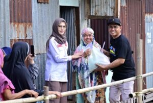 Dari IKA Unhas untuk Masyarakat, Cicu Bagikan Bantuan Jelang Lebaran