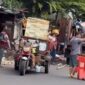 Puluhan pedagang kaki lima (PKL) di Kecamatan Mariso, Kota Makassar, secara sukarela membongkar lapak mereka yang selama ini berdiri di atas fasilitas umum (fasum)