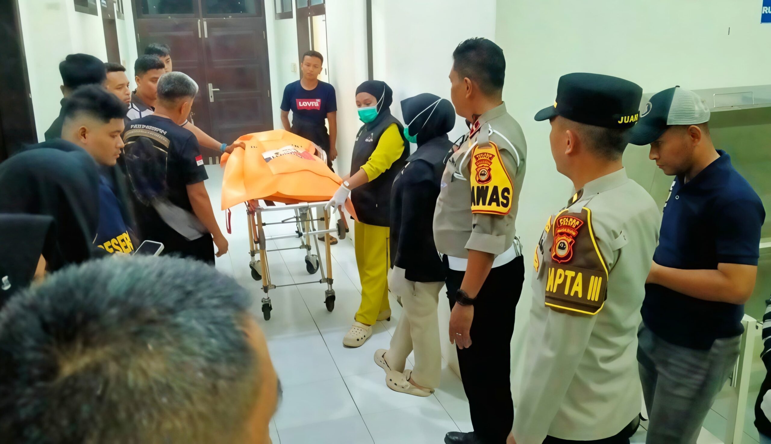 Polisi Evakuasi Jenazah Korban Pegawai Lapas di Palopo yang ditemukan tewas gantung diri. (Foto: Istimewa)