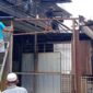 PKL Tamalanrea Bongkar Sendiri Kios di Atas Drainase Tanpa Penertiban