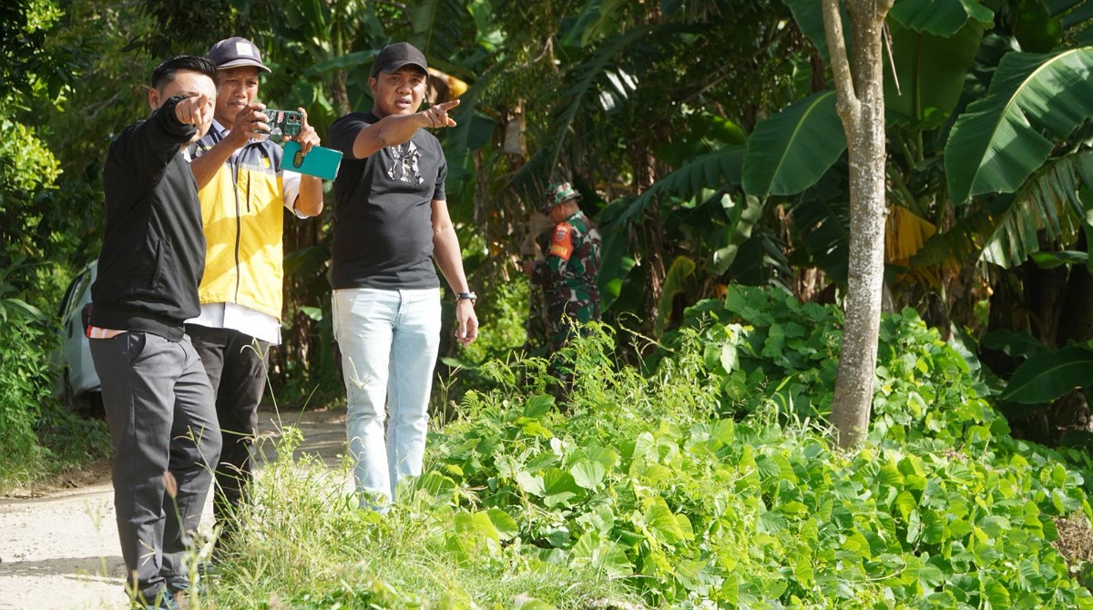 Anggota Komisi D DPRD Sulawesi Selatan dari Fraksi Partai Gerindra, Sultan Tajang, meninjau langsung lokasi abrasi Sungai Walanae di Lingkungan Eree, Kelurahan Solo, Kecamatan Bola, Kabupaten Wajo