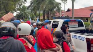 Propam Polda Sulsel Bagi Ratusan Paket Makan untuk Massa Aksi Hari Buruh