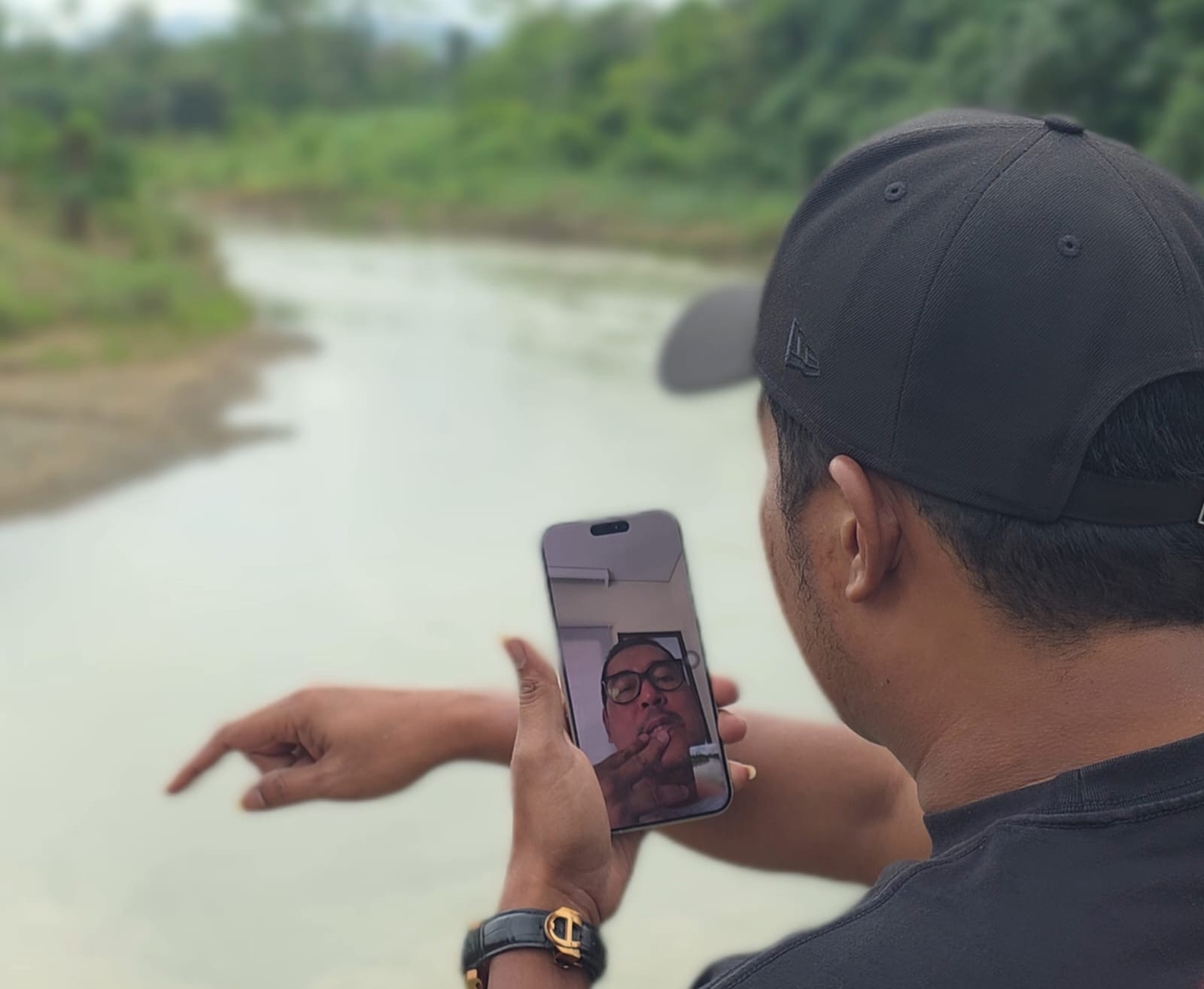 Sultan Tajang saat menelpon pihak BBWS memperlihatkan kondisi sungai