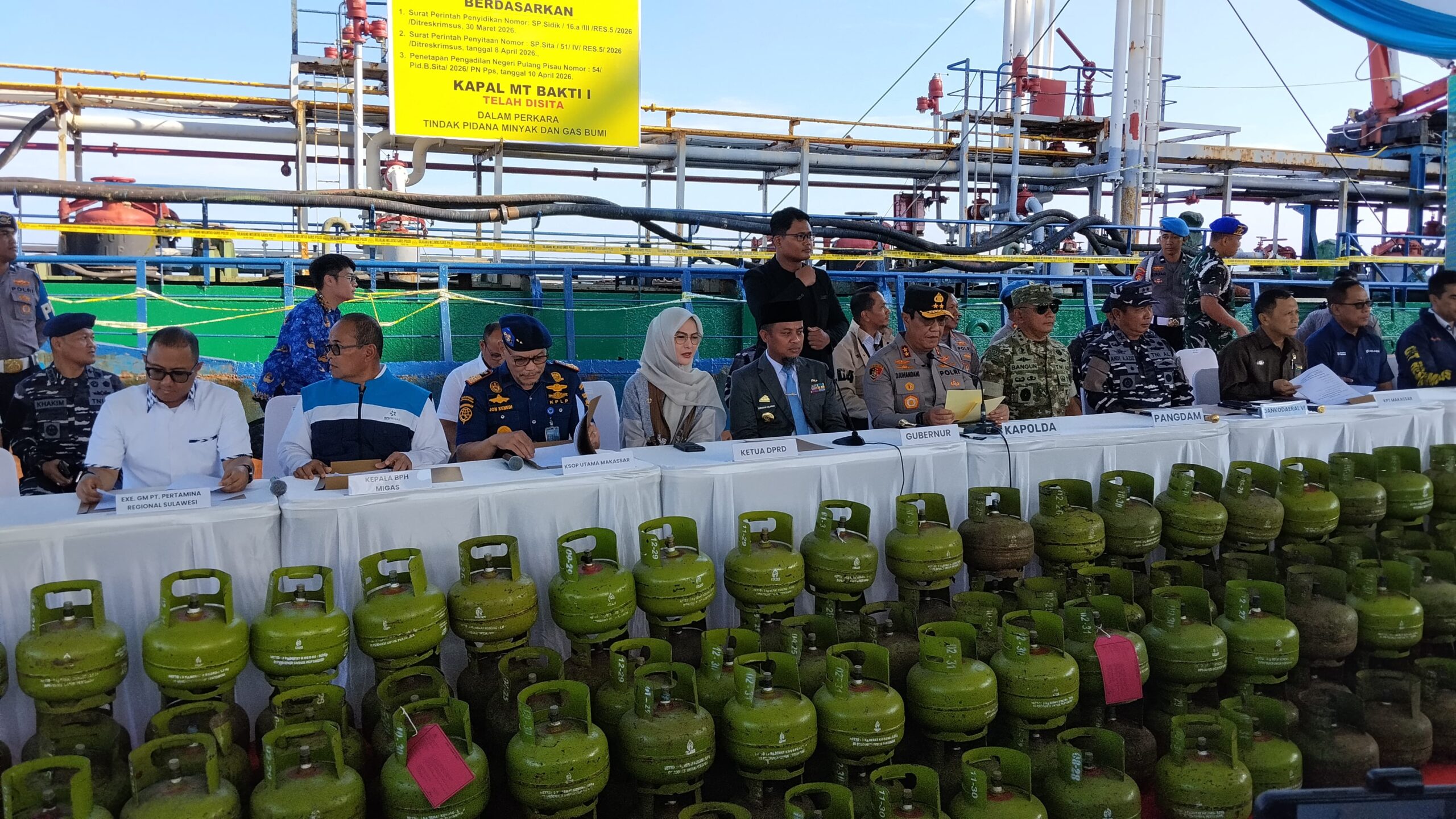 Konferensi pers pengungkapan kasus penyalahgunaan BBM dan LPG bersubsidi yang digelar di Dermaga Pelindo Makassar, Jalan Soekarno No.01, Kelurahan Mampu, Kecamatan Wajo, Kota Makassar, Selasa (2/6/2026). (Foto: Istimewa)