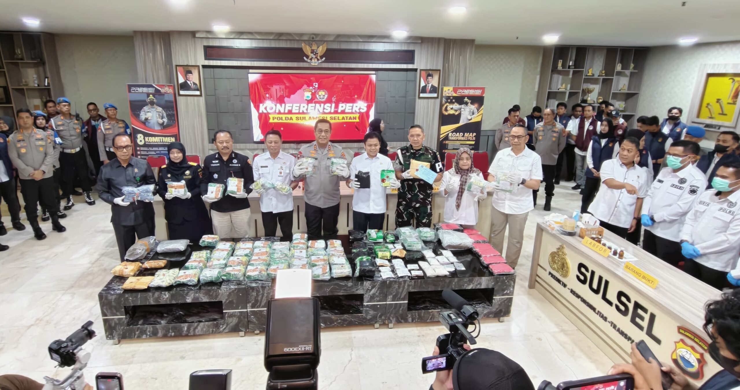 Kepolisian Daerah Sulawesi Selatan Rilis Pengungkapan Hasil Operasi Penyalahguna Narkotika di Sulsel. (Foto: Ruang.News)