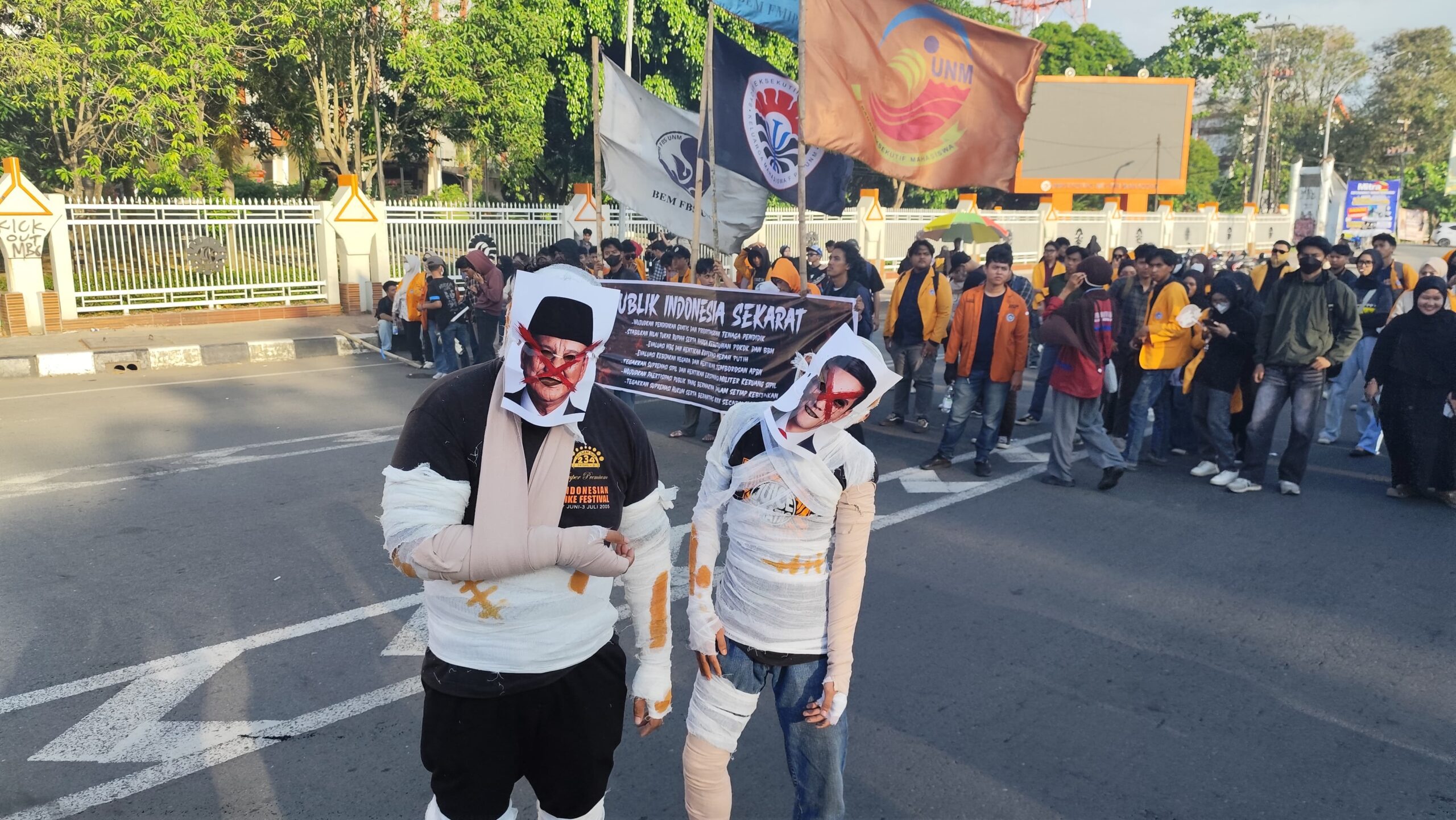 Teatrikal “Indonesia Sekarat” Warnai Aksi Mahasiswa UNM, Tolak MBG Masuk Kampus