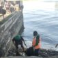 Respons Cepat Aduan Warga, Pemkot Makassar Angkut Sampah yang Cemari Pantai Losari