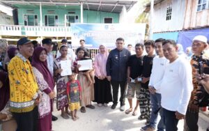 Didampingi Melinda, Appi Bawa Bantuan dan Tinjau Layanan Warga di Kepulauan Sangkarrang