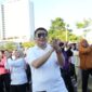 Wali Kota Makassar, Munafri Arifuddin, melepas peserta Jalan Sehat yang digelar Polrestabes Makassar di kawasan Anjungan MNEK, Center Point of Indonesia (CPI)