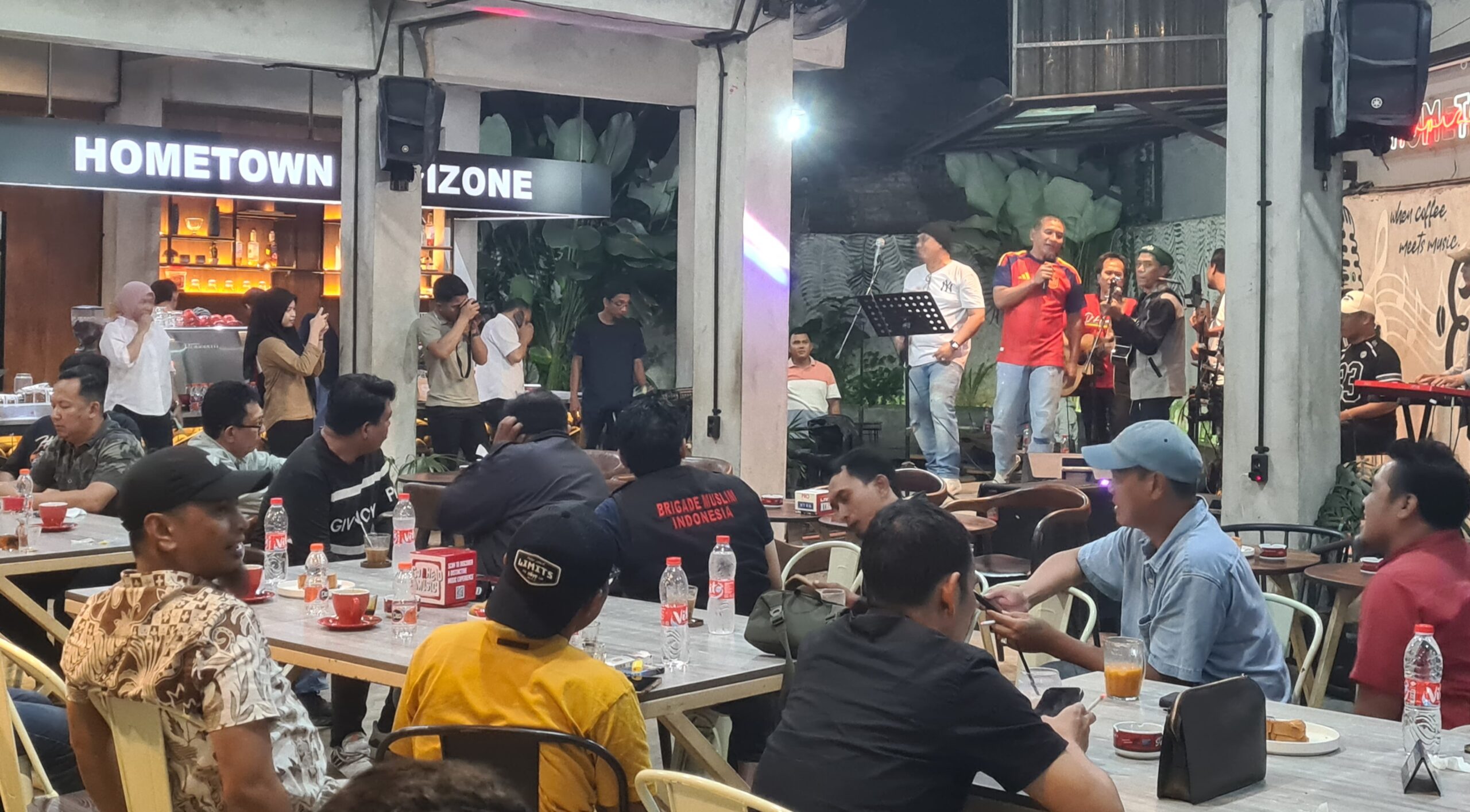Pangdam XIV Hasanuddin, Mayjen TNI Bangun Nawoko Menyanyi Bersama Warga di Momentum Perayaan 26 Tahun Hari Pernikahannya. (Foto: Ruang.News) 