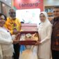 Melinda Jamu Pengunjung Booth Makassar dengan Bingkisan Produk Unggulan Dekranasda