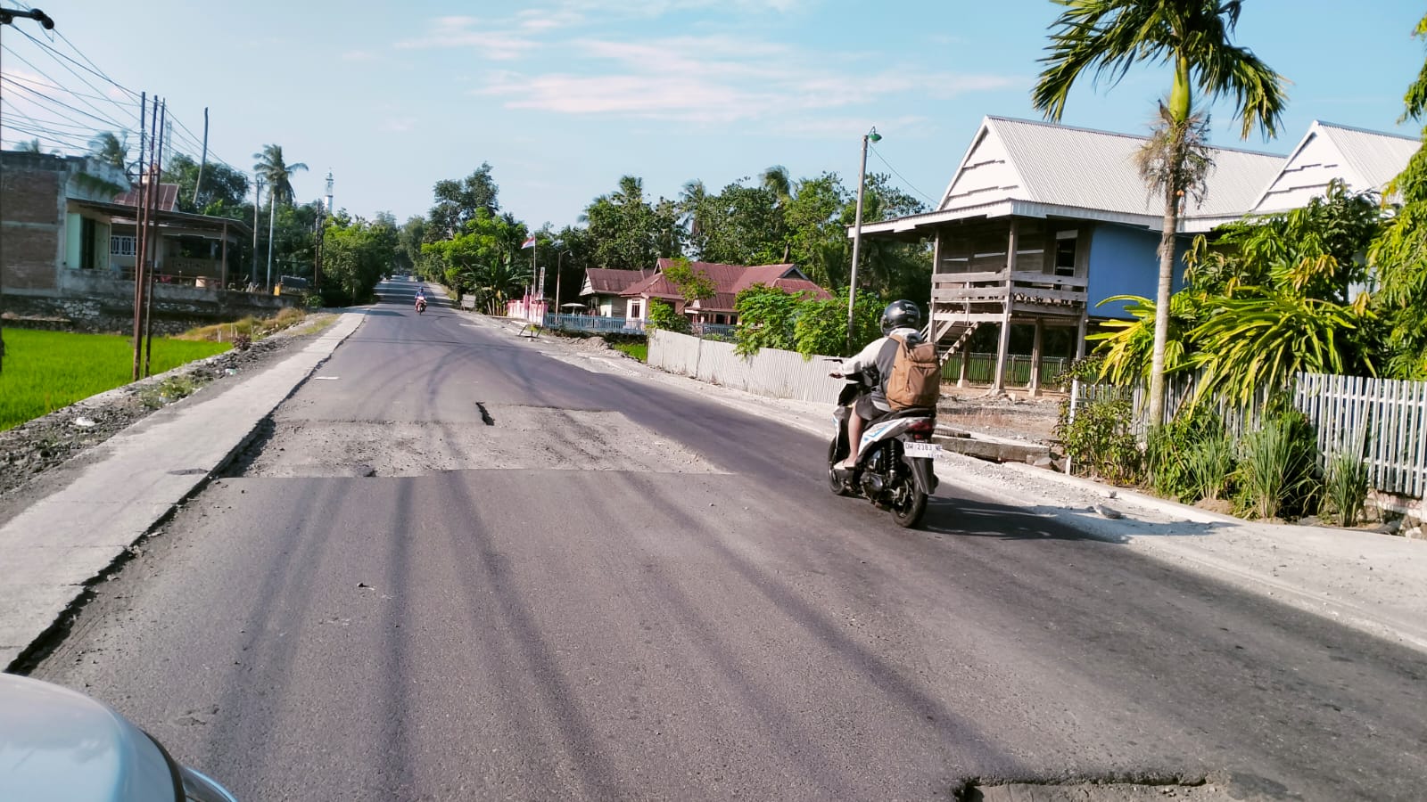 Anggota Komisi D DPRD Sulawesi Selatan dari Fraksi Partai Gerindra, Sultan Tajang, menyoroti kualitas pekerjaan ruas jalan provinsi Anabanua–Impa-impa di Kabupaten Wajo yang baru beberapa bulan selesai diaspal, namun telah mengalami kerusakan di sejumlah titik, khususnya di Kelurahan Dualimpoe