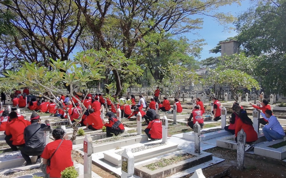 Dewan Pimpinan Daerah (DPD) PDI Perjuangan Sulawesi Selatan menggelar upacara tabur bunga di Taman Makam Pahlawan (TMP) Panaikang, Makassar