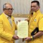 Ketua DPD II Partai Golkar Pinrang, Usman Marham, menyerahkan langsung rekomendasi dukungan kepada Ilham Arief Sirajuddin (IAS) menjelang pelaksanaan Musyawarah Daerah (Musda)