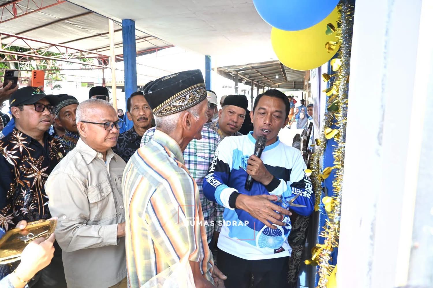 Senyum bahagia terpancar dari wajah Ladali, warga Wette’e, Kecamatan Panca Lautang, saat menerima kunci rumah barunya