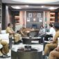 Wali Kota Makassar, Munafri Arifuddin, bersama Kepala Kantor Pertanahan Kota Makassar, Johanis Buapi, A.Ptnh., M.Si.