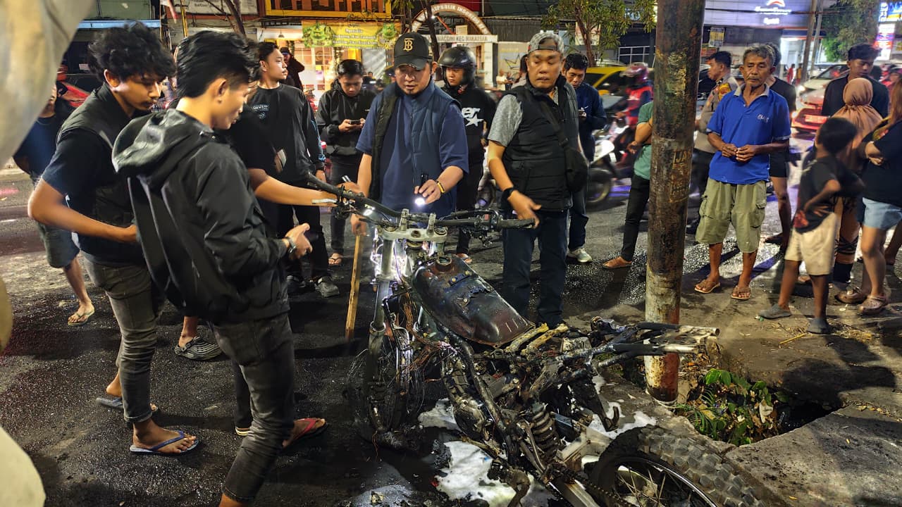 Tawuran Diduga Geng Motor di Makassar, Motor Dibakar, Remaja Terkena Busur
