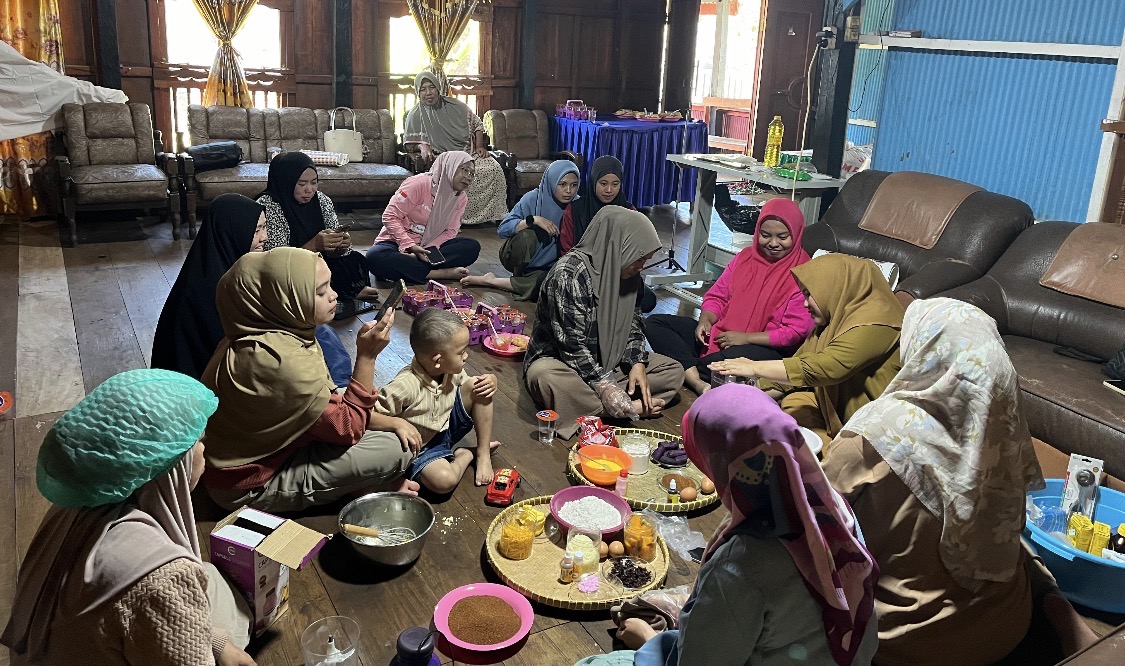 Dosen Universitas Patompo Latih Ibu PKK Olah Labu Kuning dan Ubi Ungu Jadi Cookies untuk Cegah Stunting