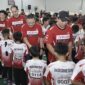 Para legenda bulutangkis dan pelatih PB Djarum memberi semangat kepada peserta Audisi Umum PB Djarum 2026 - Makassar yang belum berhasil meraih Super Tiket. (ka-ki) Richard Mainaky, Lius Pongoh, Leonard Holvy de Pauw, Liliyana Natsir, Tontowi Ahmad, Andreas Adityawarman, dan Ari Yuli Wahyu Hartanto