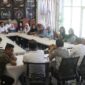 Komite Olahraga Nasional Indonesia (KONI) Kota Makassar menggelar rapat konsolidasi staf kesekretariatan di Sekretariat KONI Makassar