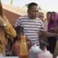 Ketua KONI Kota Makassar, Ismail, bersama jajaran pengurus dan staf mendatangi langsung lokasi kebakaran untuk menyerahkan bantuan kepada warga