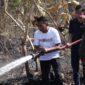 Bupati Sidenreng Rappang (Sidrap) Syaharuddin Alrif turun langsung bersama petugas Pemadam Kebakaran (Damkar) menangani kebakaran di Kelurahan Lawawoi
