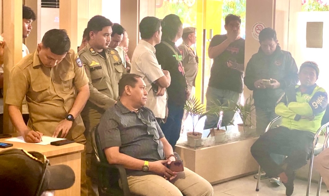 Ketua Fraksi Partai Golkar DPRD Sulawesi Selatan (Sulsel), Lukman B Kady, menerima aspirasi para pengemudi ojek online (ojol) (DOK: RUANG.NEWS)