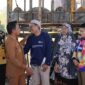 Bupati Sidrap Syaharuddin Alrif menyerahkan langsung bantuan tersebut kepada dua keluarga korban, Lawise dan Damis.