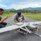 Petugas melakukan pemeriksaan dan persiapan pesawat nirawak (drone) sebelum pelaksanaan Teknologi Modifikasi Cuaca (TMC). Kegiatan ini merupakan bagian dari langkah mitigasi PLN dalam menjaga ketersediaan sumber daya air dan mendukung keandalan pasokan listrik selama musim kemarau.