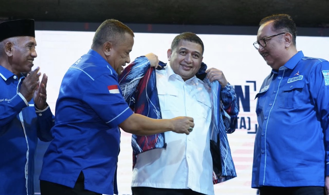 DPP Demokrat Pakaikan Jaket dan Serahkan KTA ke Appi, Babak Baru Politik Dimulai