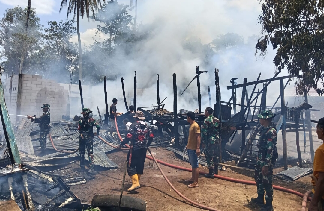 Gerak Cepat Yonarmed 21/Kawali Bantu Padamkan Kebakaran Rumah Warga di Dusun Amanrang