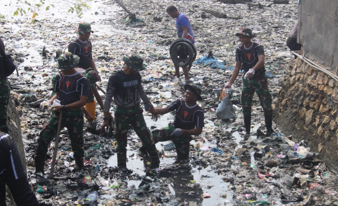 Bersinergi Jaga Kebersihan Pesisir, Yonarmed 21/Kawali Bersama Pemda Bone Bersihkan Pantai Lonrae