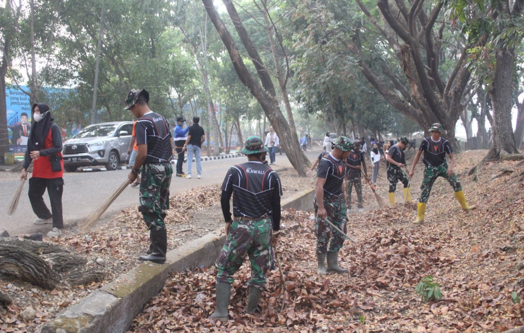 Personel Yonarmed 21/Kawali berpartisipasi dalam aksi kebersihan lingkungan di kawasan GOR Stadion Lapatau, Kabupaten Bone, Selasa (13/10/2026). (Foto: Istimewa)